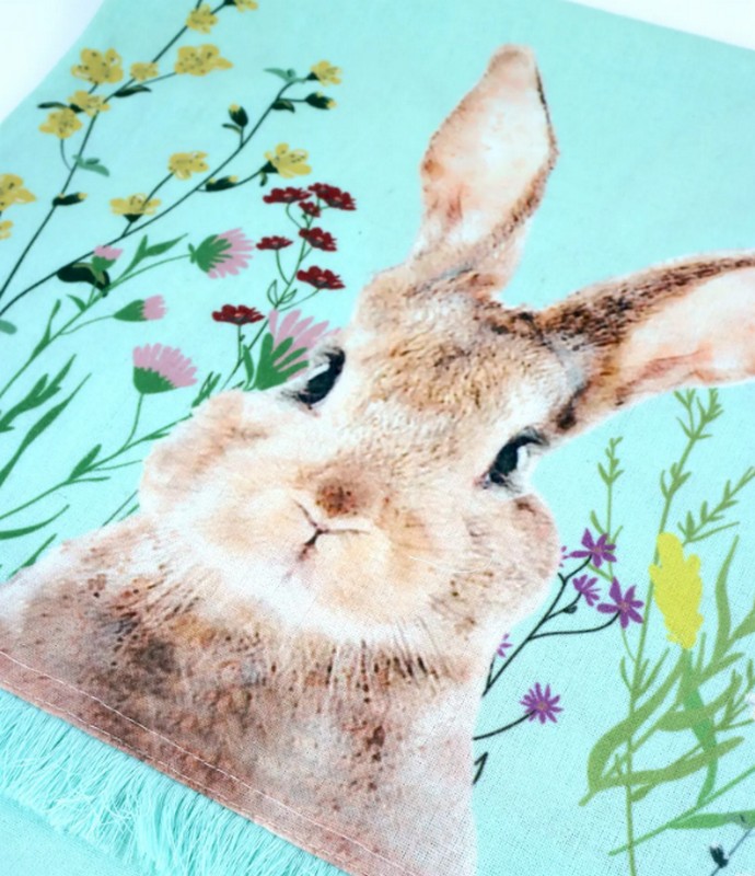 Runner da tavola azzurro decorato con coniglio di Pasqua, perfetto per le tue decorazioni pasquali